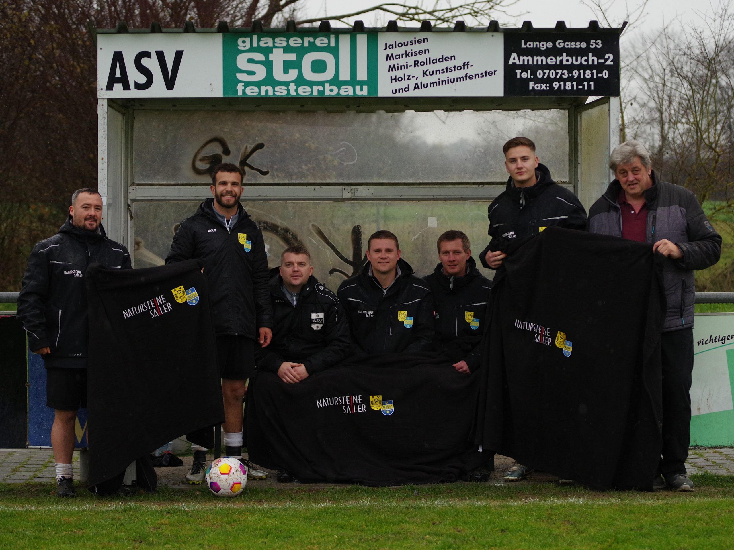 Wärmende Decken für die Ersatzspieler der SGM Poltringen/Pfäffingen